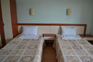 Отель Hotel Perla Горна-Оряховица Двухместный номер с 1 кроватью или 2 отдельными кроватями и балконом-2