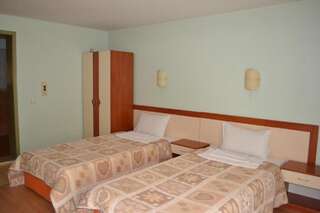 Отель Hotel Perla Горна-Оряховица Двухместный номер с 1 кроватью или 2 отдельными кроватями и балконом-3